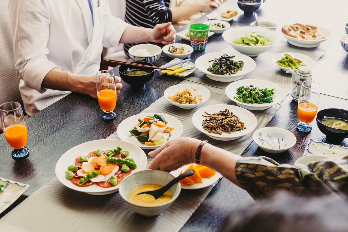 佐藤家の朝ごはんは、山菜と地場の野菜がたっぷりと使われた健康的な食卓だ