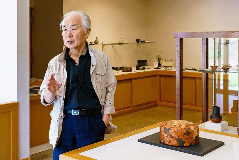 赤水正在详细介绍自己的作品