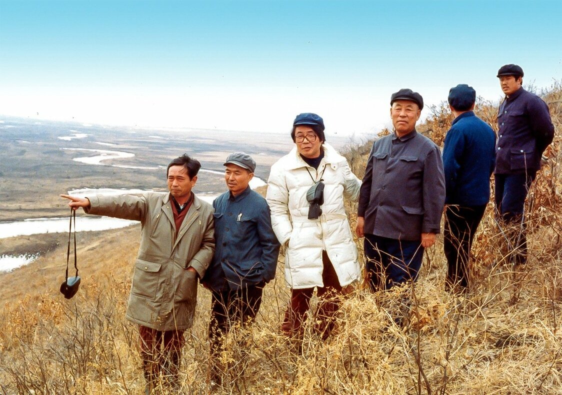 JICAの要請でダム候補地に出向く調査団（白いコートが中山氏）（1982年4月、三江平原、提供：中山氏）
