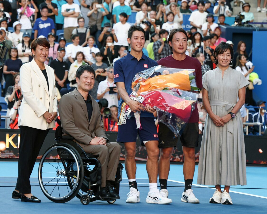 現役最後の大会を終え、記念撮影に応じる錦織圭（中央）＝１日、東京・有明テニスの森公園（時事）