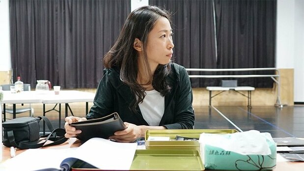 台本を手に他の役者の演技に注目する筆者（影像文化芸術基金会提供）