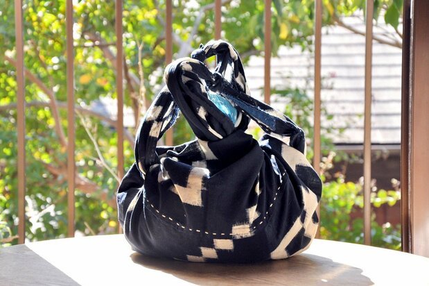 Un furoshiki tamaño grande hecho de retazos viejos de tela kurume kasuri que se utiliza como bolsa de compras cotidianas.