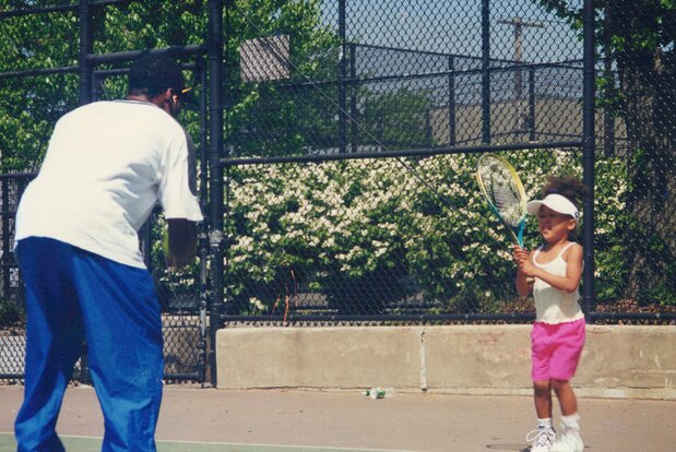 Naomi, con tres años, entrena en la cancha de tenis de un parque municipal poco después de mudarse a Nueva York. (Imagen cortesía de Ōsaka Tamaki)