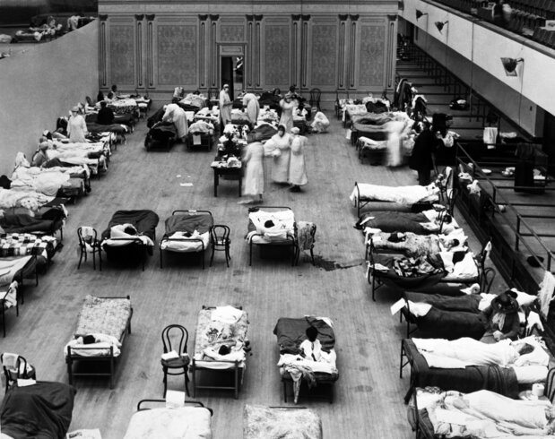 1918年のインフルエンザの大流行中、赤十字社のボランティア看護師が米国カルフォルニア州のオークランド市立講堂を臨時病院として使用、多くの患者の看護をした(Photo by Underwood Archives/Getty Images)