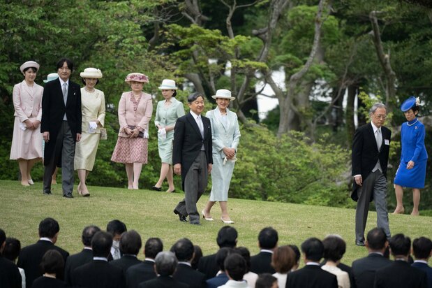 東京・元赤坂の赤坂御苑で各界功績者らを招いた春の園遊会。学習院大を今春卒業した長女愛子さまも初めて出席された(ロイター)