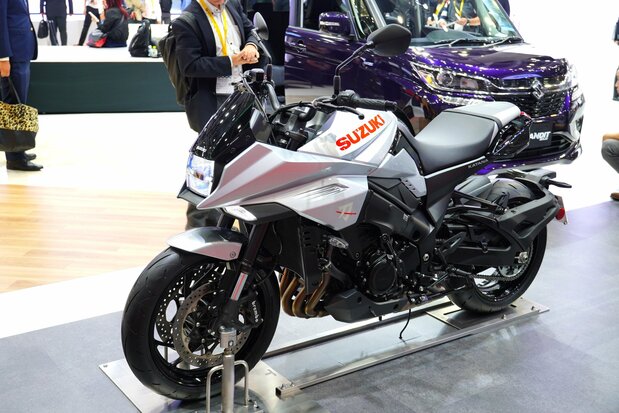 初代の「GSX1100S KATANA」をモチーフにデザインされた「スズキ KATANA」。998ccの水冷並列4気筒エンジンを搭載する=2019年10月23日、東京モーターショー2019(筆者撮影)