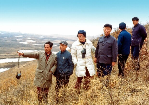 JICAの要請でダム候補地に出向く調査団(白いコートが中山氏)(1982年4月、三江平原、提供:中山氏)