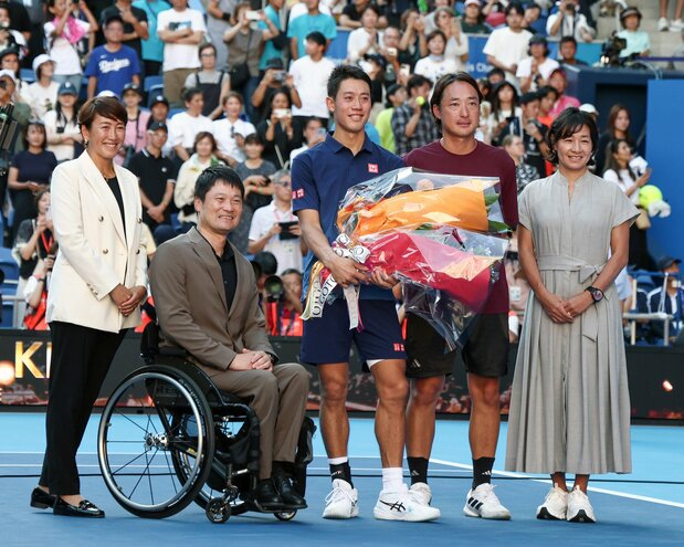 現役最後の大会を終え、記念撮影に応じる錦織圭（中央）＝１日、東京・有明テニスの森公園（時事）