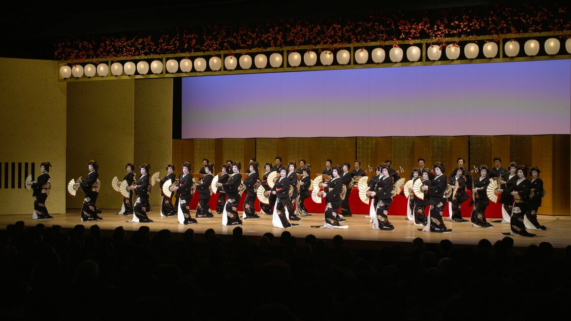 The Kanazawa Odori is the highlight of the autumn season.