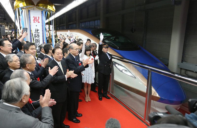 The first Hokuriku Shinkansen service, the Kagayaki, leaves Kanazawa Station for Tokyo on March 14, 2015. (© Jiji)