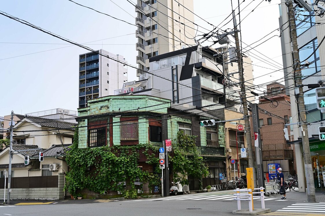 鰻の名店「荒井家」の建物をそのまま使った多国籍料理店「居残り連」。道を挟んだ右側の建物が、大見世の「島崎楼」があった場所だ