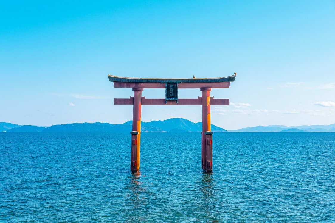 El gran torii del santuario Shirahige situado en medio del lago. (PIXTA)