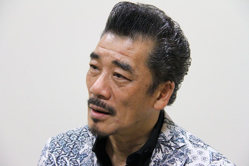 佐渡のコーラスグループが参加したレコーディングで、宇崎竜童さんは「声から佐渡の匂いを感じた。これで主題歌が完成したと確信しました」と話す。