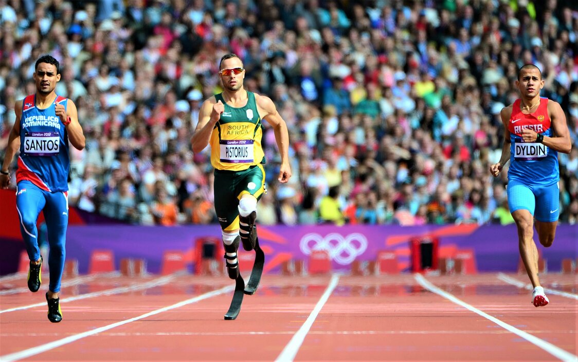 2012年ロンドン五輪の陸上男子400m、オスカー・ピストリウスは両脚が義足の選手として史上初めて五輪に出場。予選で45秒44をマークして2着となり準決勝に進出した。4×400mリレーでも決勝でアンカーを務めた　時事