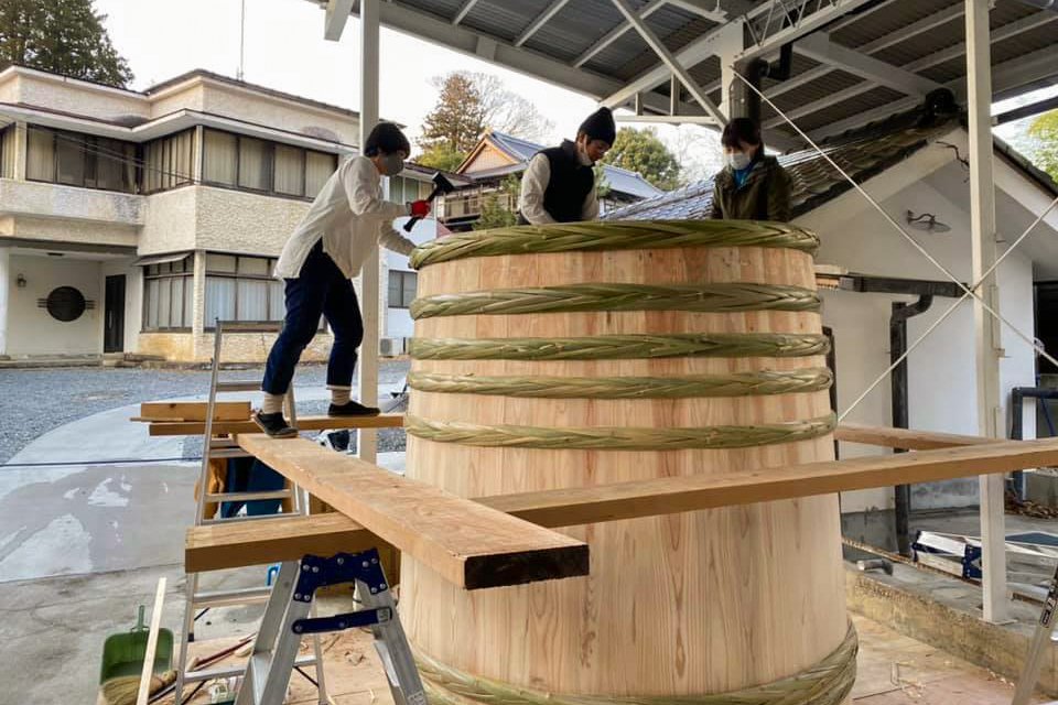 全国的に大きな木桶を作る職人が減っていることもあり、酒桶の自作を開始した　写真提供：仁井田本家