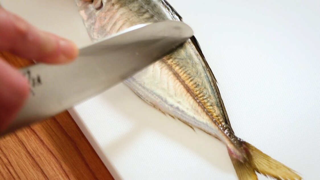 Japanese Seafood Culture: How to Fillet a Horse Mackerel