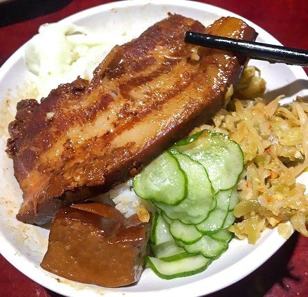 豚皮が付いた脂身付きの豚肉（何基特提供）