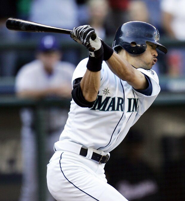 Ichirō hitting his 262nd ball of the season. He broke an 84-year-old MLB record on October 3, 2004. (© Reuters/Andy Clark)