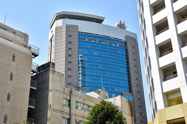 El ayuntamiento de Nerima, situado dentro de una zona residencial. Su mirador cuenta con un restaurante. (© Ogawa Hiroo)
