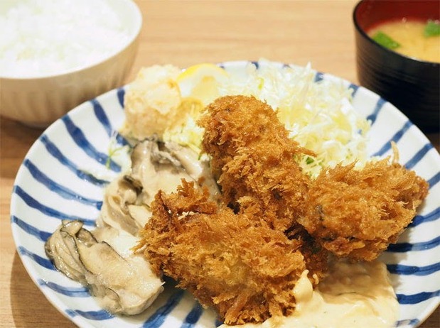 炸牡蛎&奶油牡蛎、加上米饭和酱汤的“牡蛎份饭”(1950日元/含税)