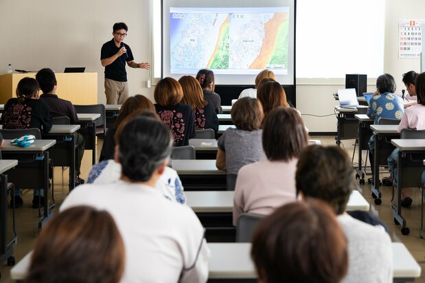 約40人が参加した説明会では、海女さんの姿が目立った