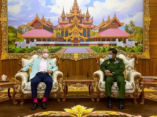 ミン・アウン・フライン国軍最高司令官(右)と会談する笹川代表(日本財団提供)