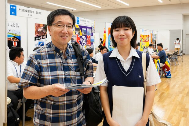 Kimijima Hiori, procedente de la prefectura de Saitama, que no tiene salida al mar, tendría que mudarse lejos de casa para dedicarse a la pesca. Aun así, su padre apoya su aspiración. (© nippon.com)