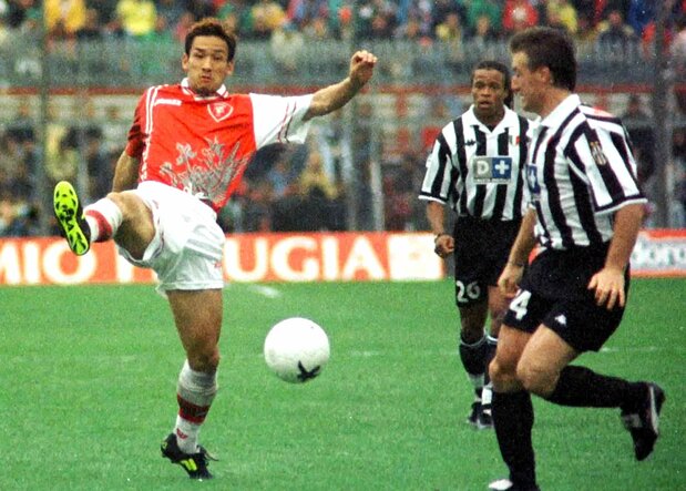 Nakata Hidetoshi (left), playing for Perugia, scores a goal six minutes into the second half in a match against Juventus on September 13, 1998. (© AFP/Jiji)
