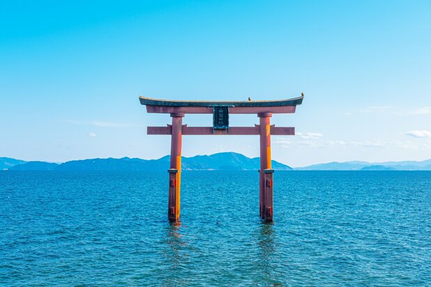 白須神社湖中大鳥居(PIXTA)