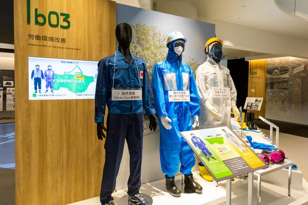 東京電力廃炉資料館(福島県双葉郡富岡町)にある福島第一原発構内で労働環境についての展示。95%のエリアは左側の一般作業着で対応可能とある