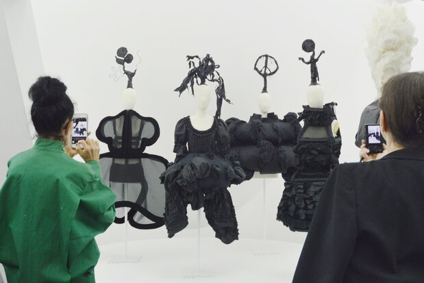 メトロポリタン美術館で開催された川久保玲さんの特別展プレス内覧会の様子=2017年5月1日(時事)