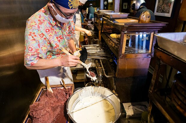 浪花家では一丁焼きの器具を「ハシモノ」と呼び、一匹ずつ丁寧に焼き上げる