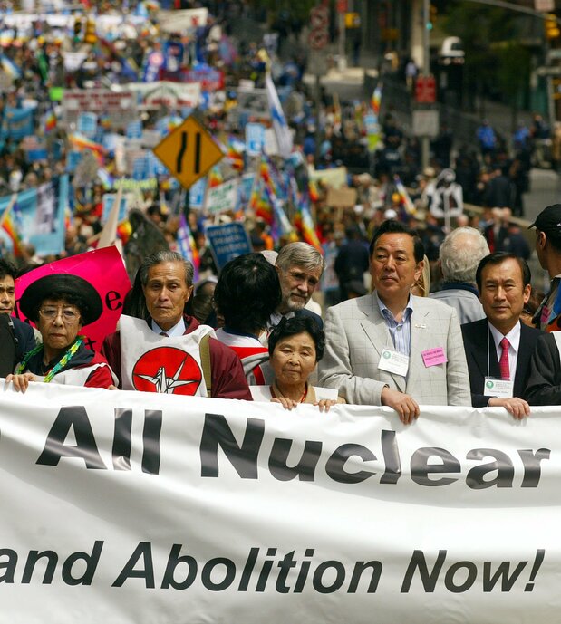 Marching for nuclear disarmament in the streets of New York. (© Reuters)