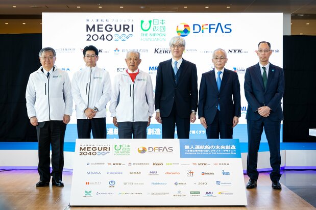 左から日本海洋科学 赤峯浩一社長、日本財団 海野光行常務理事、笹川陽平会長