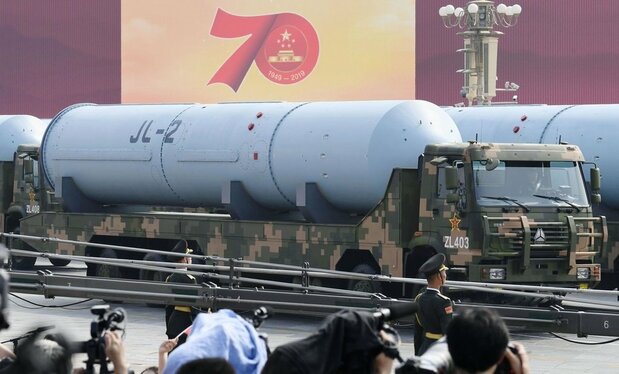 建国70年の軍事パレードに登場した潜水艦発射弾道ミサイル「JL-2」2019年10月1日、北京の天安門前 共同