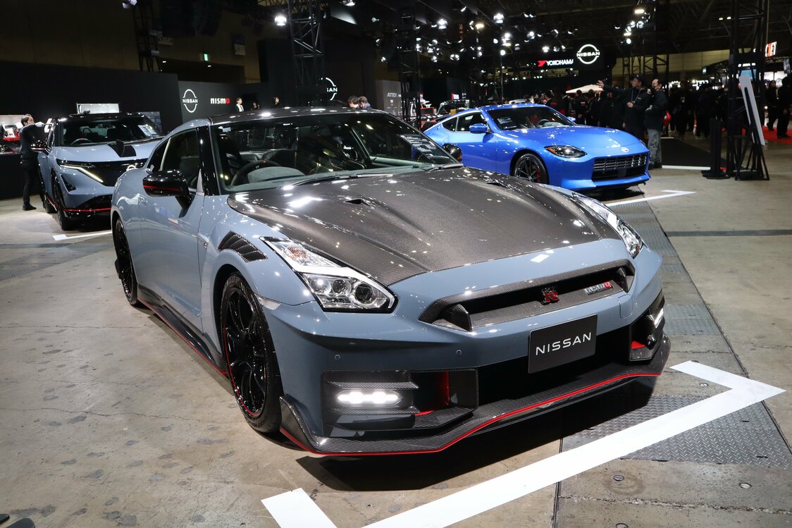 Автомобиль Nissan GT-R NISMO Special Edition называют самым мощным в истории серии GT-R. При развиваемой максимальной мощности до 600 л.с. (PS) стоимость такой машины с налогами составляла около 30 млн 610 тыс. йен. Январь 2025 года, город Тиба, район Михама, выставочный комплекс «Макухари мэссэ» (снимок сделан автором статьи)