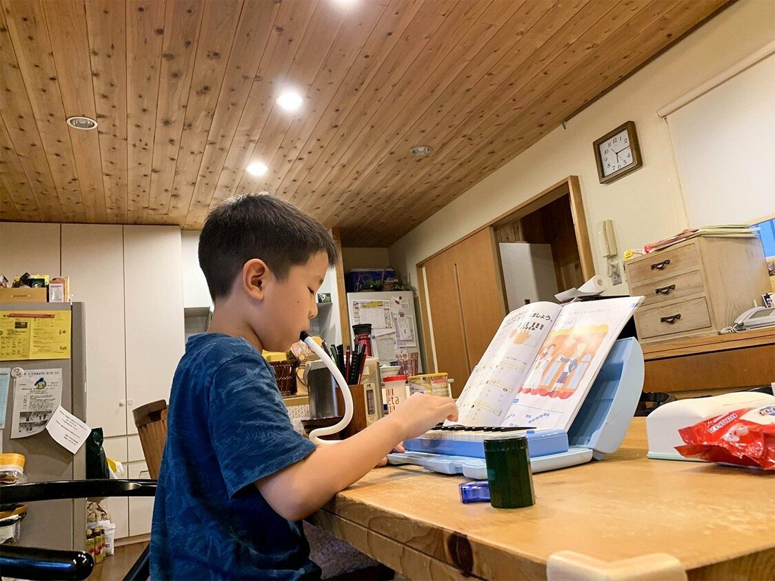 在日本小學進行體驗入學時首次接觸口風琴的小孩，回家後演奏在學校學到的曲子給筆者聽（筆者攝影）