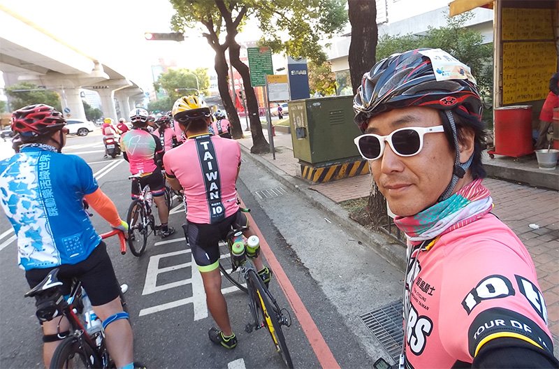 台中市内で環島仲間と自転車で走る筆者（撮影：野嶋 剛）