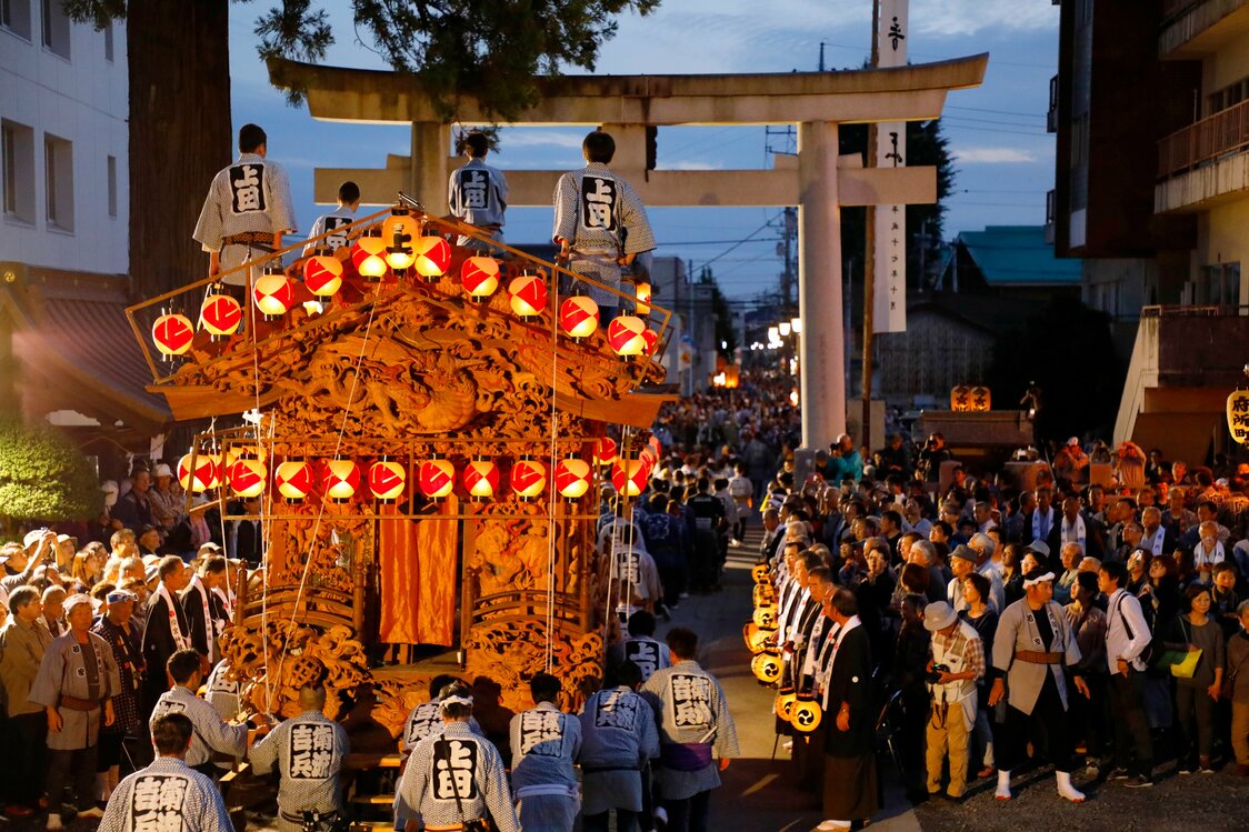 La orquesta (ohayashi) empieza a tocar cuando se encienden las lámparas.