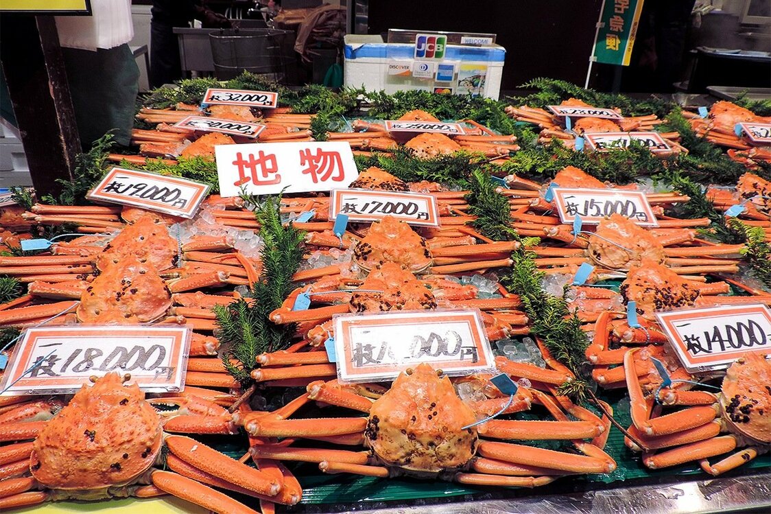 石川県金沢市・近江町市場内の魚屋の店頭。11月から3月にかけてのカニシーズンは、県内の漁港で水揚げされた「加能ガニ」でにぎわう