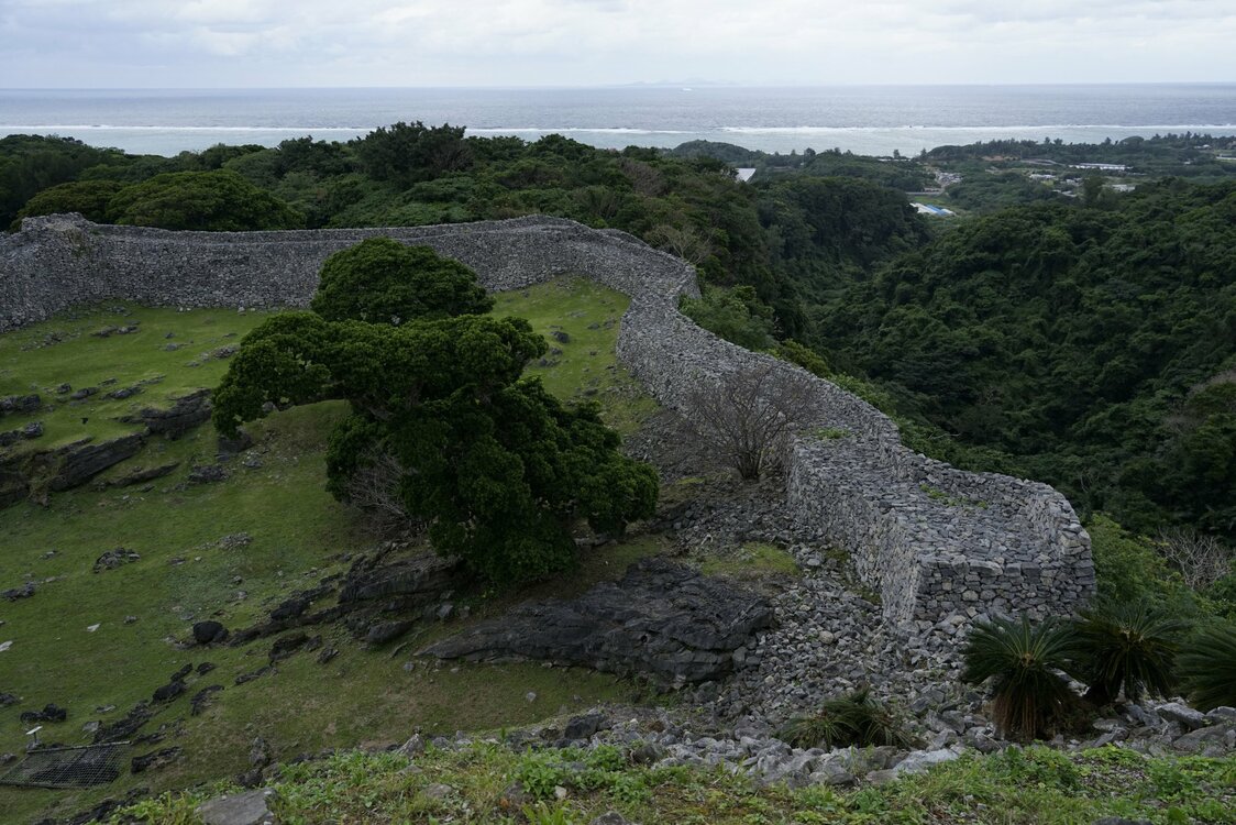The view from the northernmost point within the inner part of the castle grounds. Small islands can be discerned in the sea beyond the stone walls. (© Ōsaka Hiroshi)