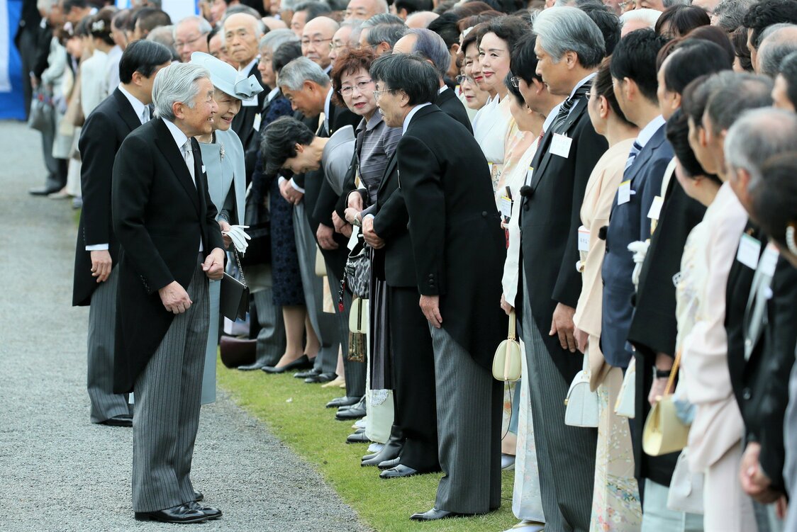 2015年の天皇、皇后両陛下（現在の上皇ご夫妻）主催の秋の園遊会に招待された水島氏（中央）。2005年に紫綬褒章、14年には旭日小綬章を贈られている（2015年11月12日、東京・赤坂御苑）　時事