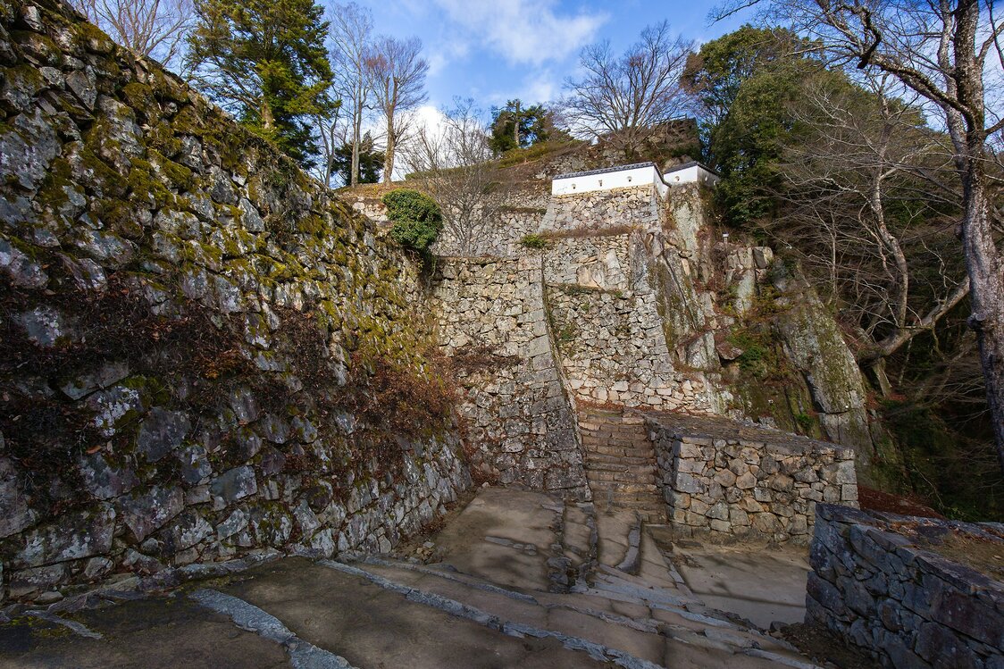 Los hermosos y sólidos muros de piedra cerca de los restos de la puerta principal, combinados con los muros de roca natural.