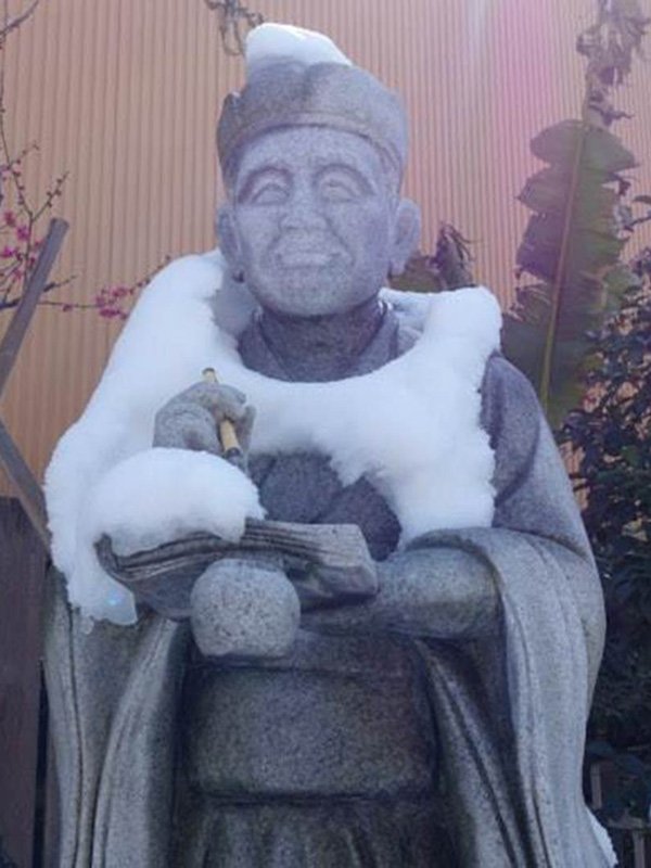 Bashō escribiendo un haiku de invierno.