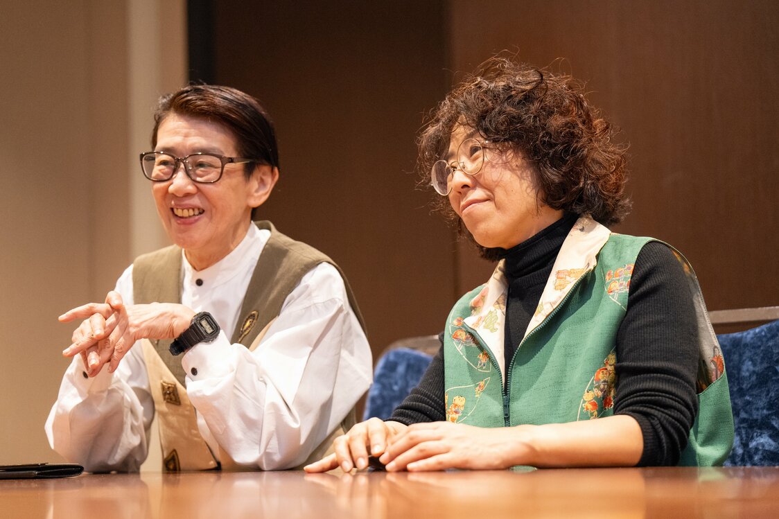 Rone (izquierda) y Gigi llevan 34 años provocando sonrisas como dúo de payasas. (© Benjamin Parks)