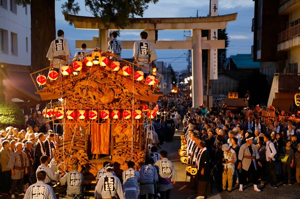 提灯に点灯するとお囃子の演奏が始まる