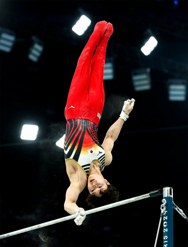 Oka Shinnosuke performs on the horizonal bar during the men’s artistic individual all-around on July 31, 2024. He won the event and also took home gold in the team all-around and horizontal bar, along with bronze in the parallel bars. (© Reuters)