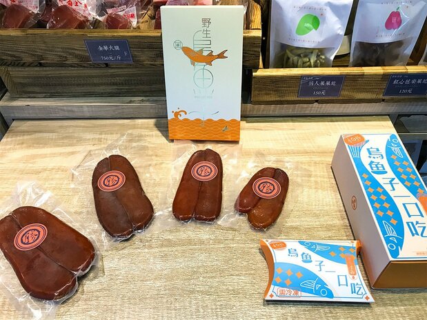 カラスミを気軽に食べてもらおうと、手軽に食べられる「一口サイズ」パッケージも販売(筆者撮影)