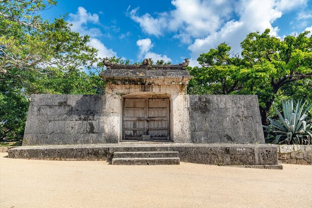 La porte en pierre de Sonohyan-utaki (Pixta)