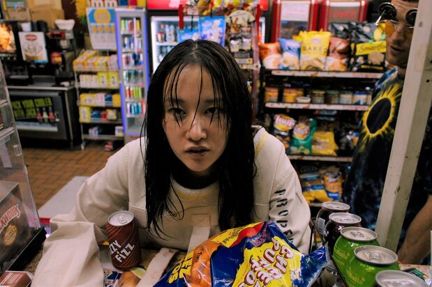 病院から脱出したモナ・リザは空腹のまま街をさまよう © Institution of Production, LLC